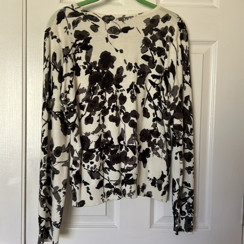 Women’s Van Heusen Floral Cardigan MEDIUM - BRAND NEW NO TAGS - Picture 2 of 6